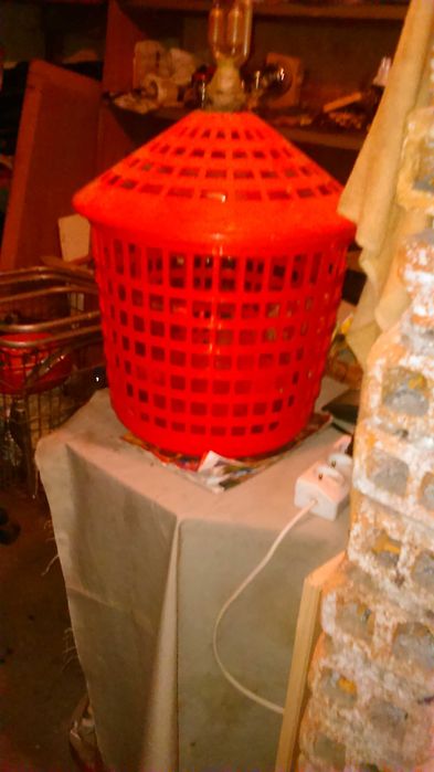 butla-gąsior w plastikowym koszu 34l