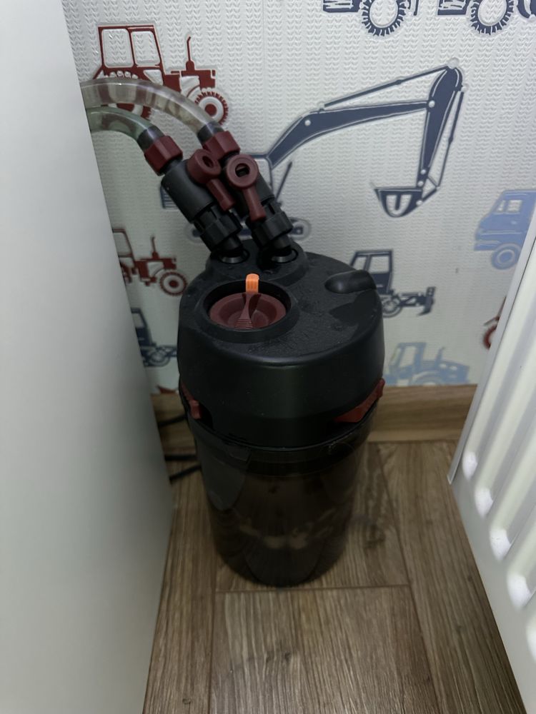 Akwarium z rybkami i osprzętem