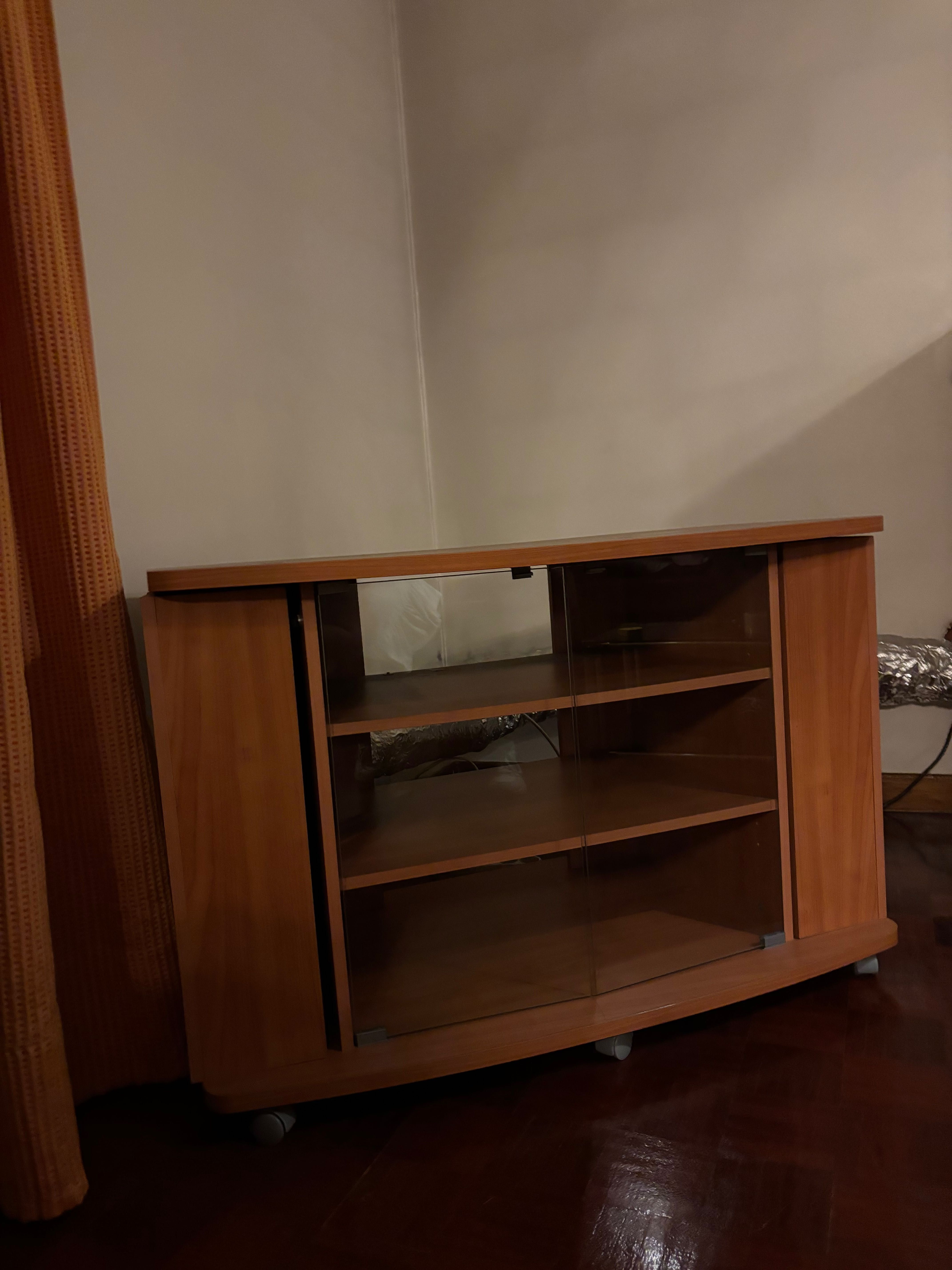 Móvel para tv com suporte para CDs