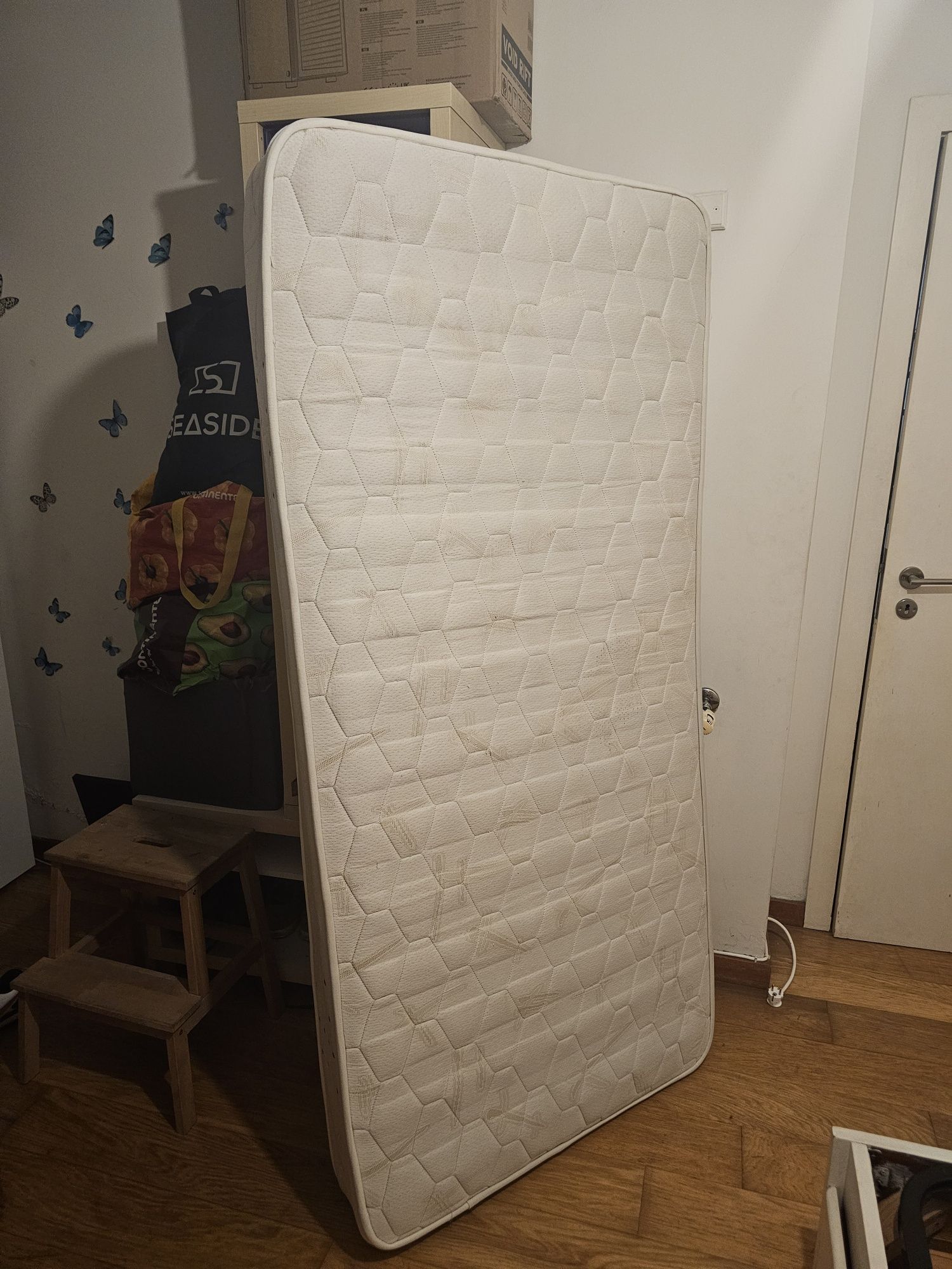 Cama de solteiro com gavetas