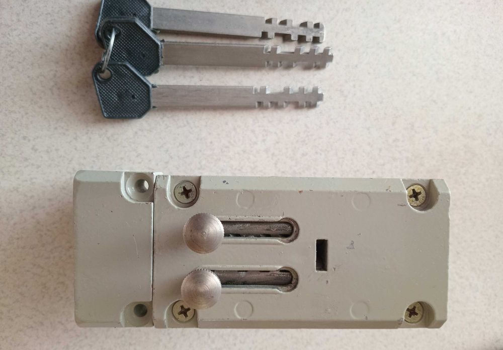 Замок ригельний (регельний)