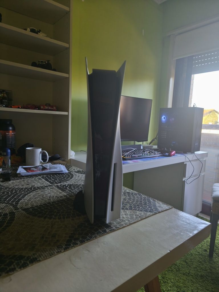 Playstation 5 em excelentes condições 825gb. Com controlo branco.