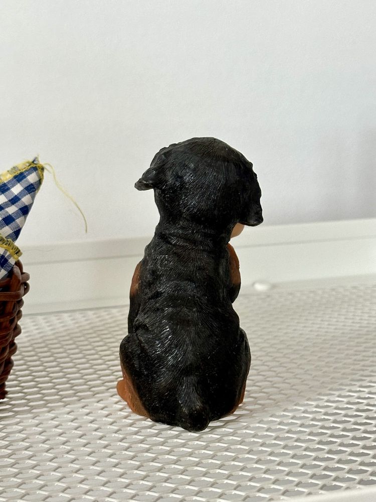 Figurka pieska z wiklinowym koszyczkiem vintage pies piesek