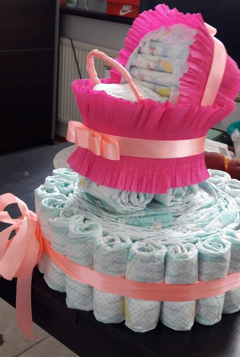 Tort z pampersów wózek z pampersów prezent na baby shower urodziny