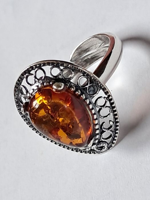 srebrny regulowany pierścionek z naturalnym bursztynem bałtyckim