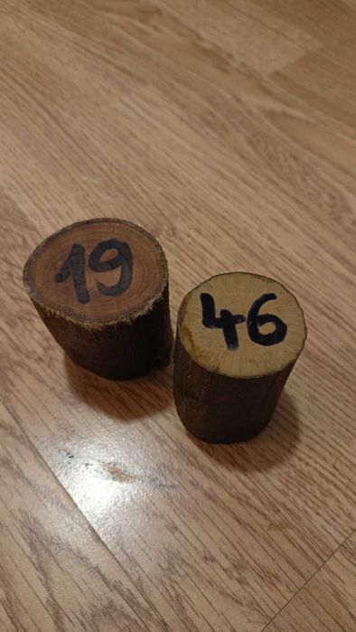 Drewniane podstawki pod winietki na wesele