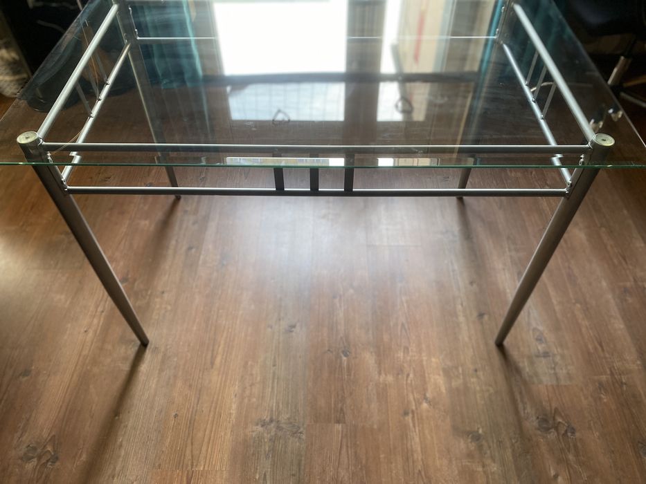 Szklany stół i 4 krzesła ( 120 x 76 x 76 )