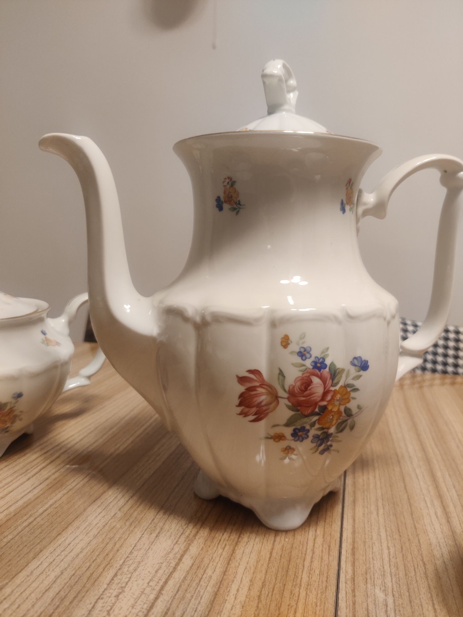 Porcelana zestaw 6 filiżanek, cukiernicza i dzbanki