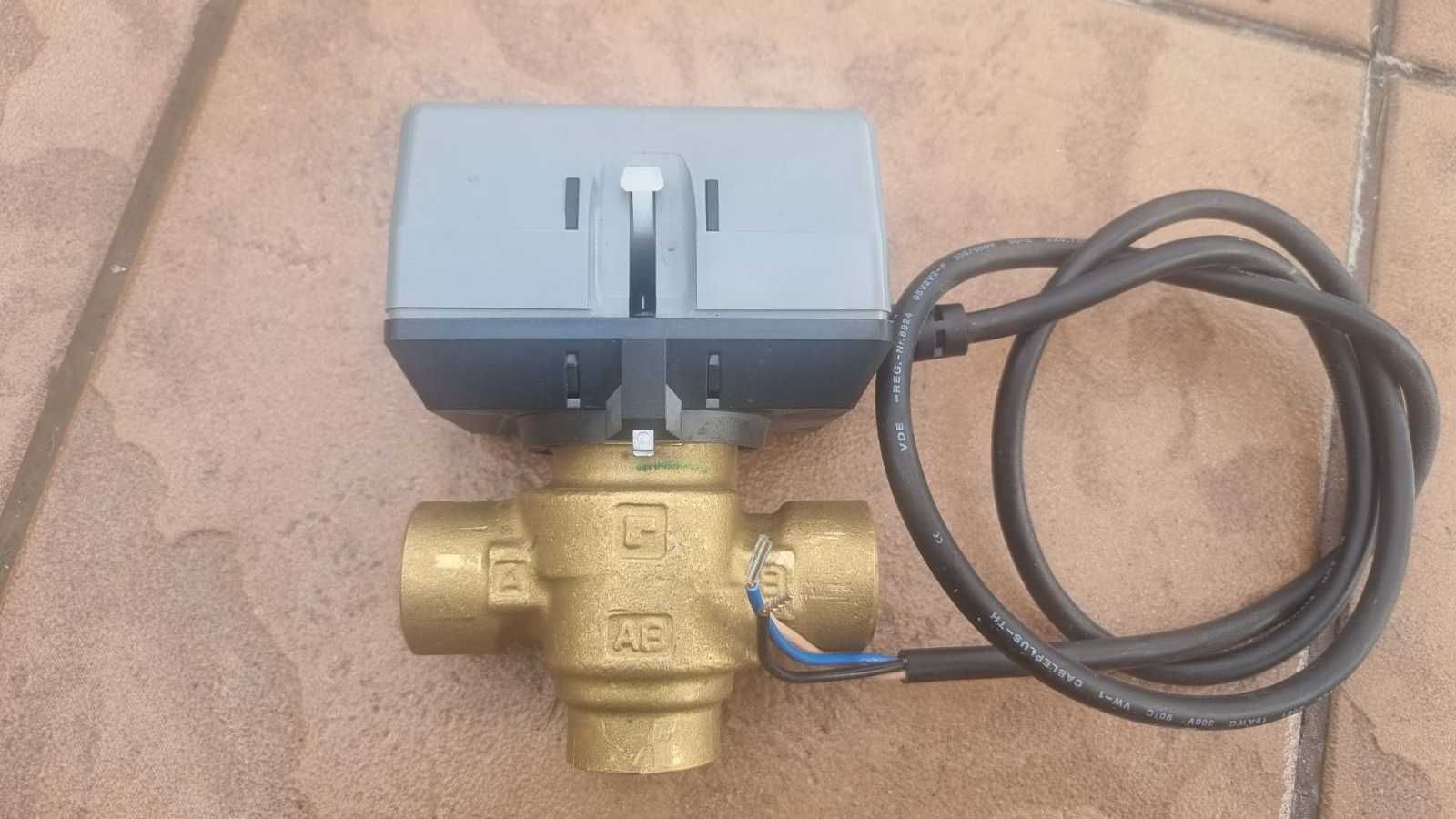 Zawór 3-drogowy z siłownikiem Honeywell VC6013