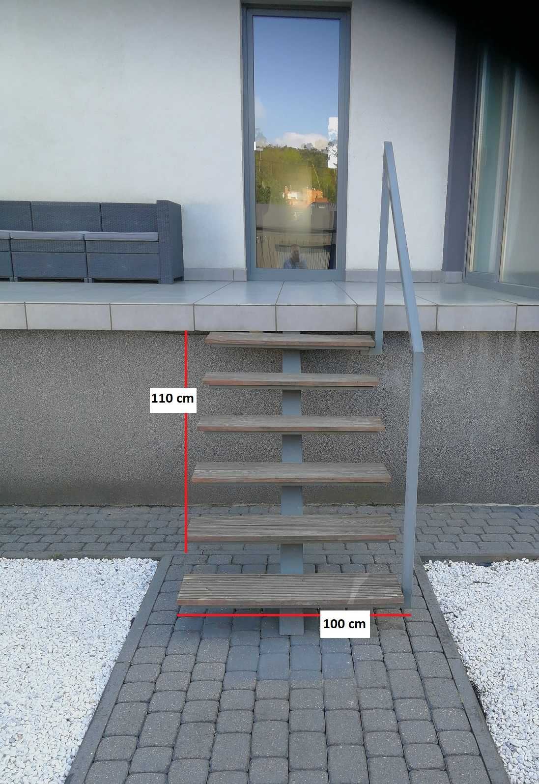 Schody na belce centralnej metalowej ze stopniami drewnianymi