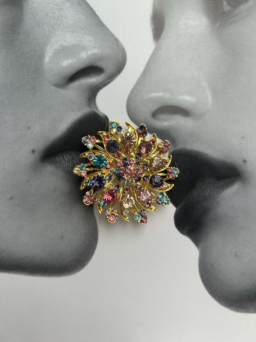 Велика жіноча брошка з камінням