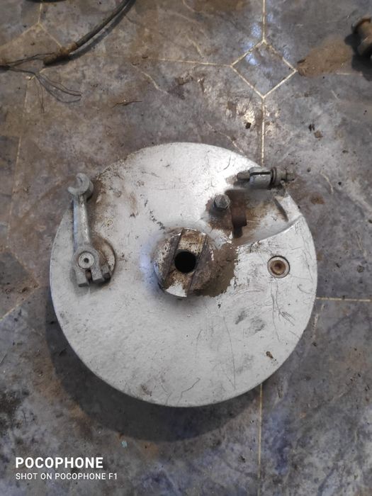 Передній тормозний барабан і задній