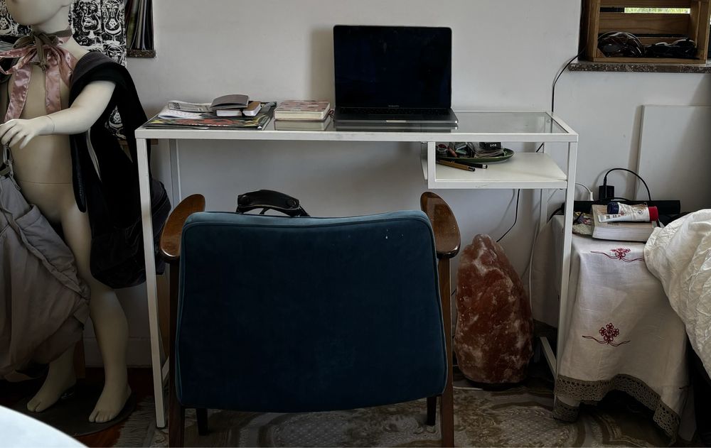 biurko ze szklanym blatem i półką- nowoczesny design