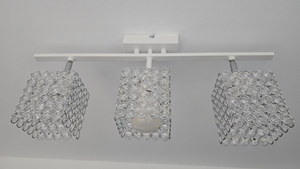 Lampa sufitowa potrójna.