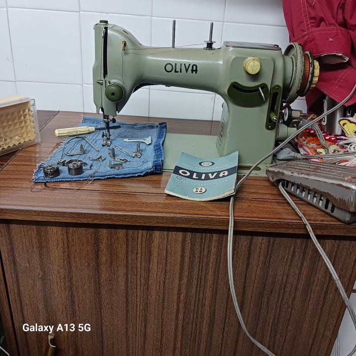 Máquina de costura Oliva com móvel