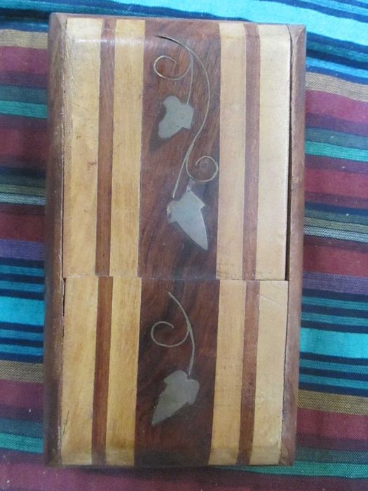 Bonita cigarreira em madeira com decoração de folhas em metal