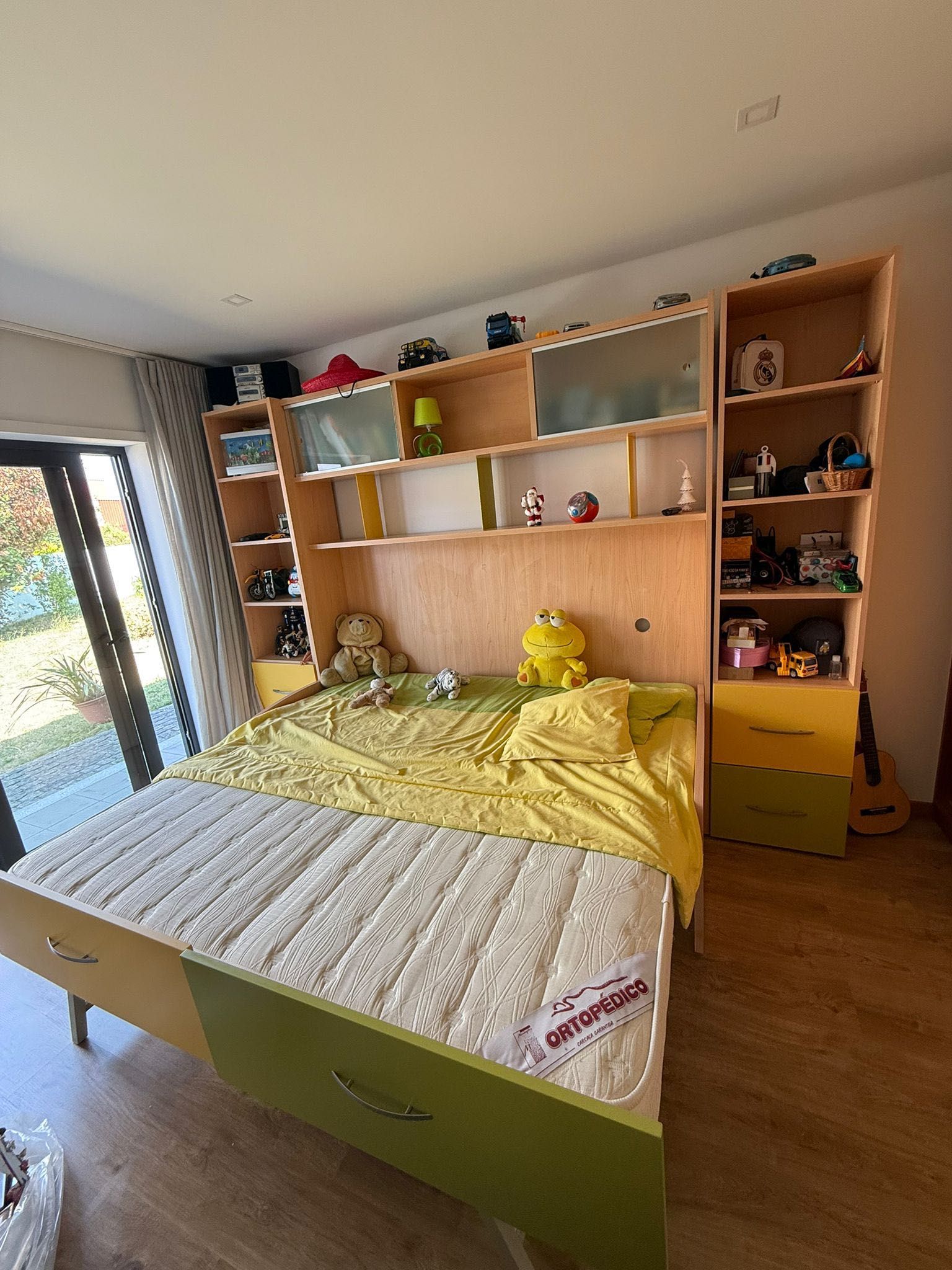 Móvel com cama em bom estado
