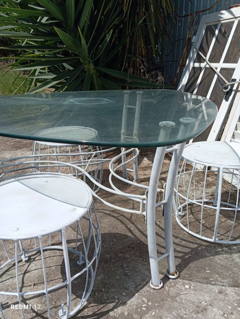 Conjunto de mesa e bancos