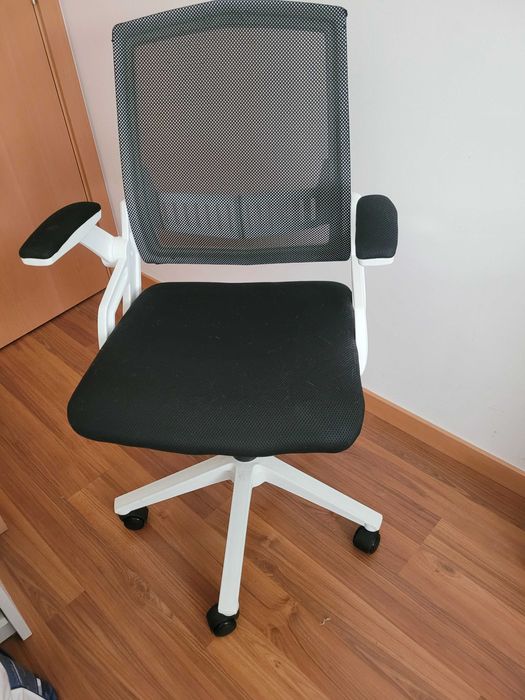 Cadeira de escritorio em bom estado