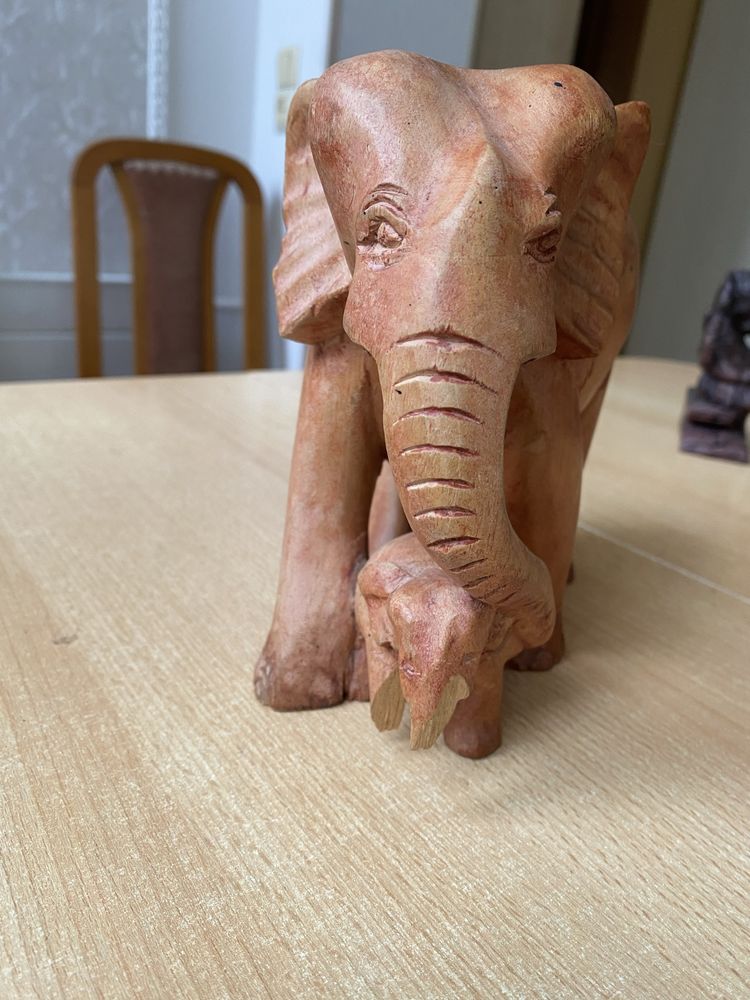 Статуетка слони з червоного дерева, ручної роботи