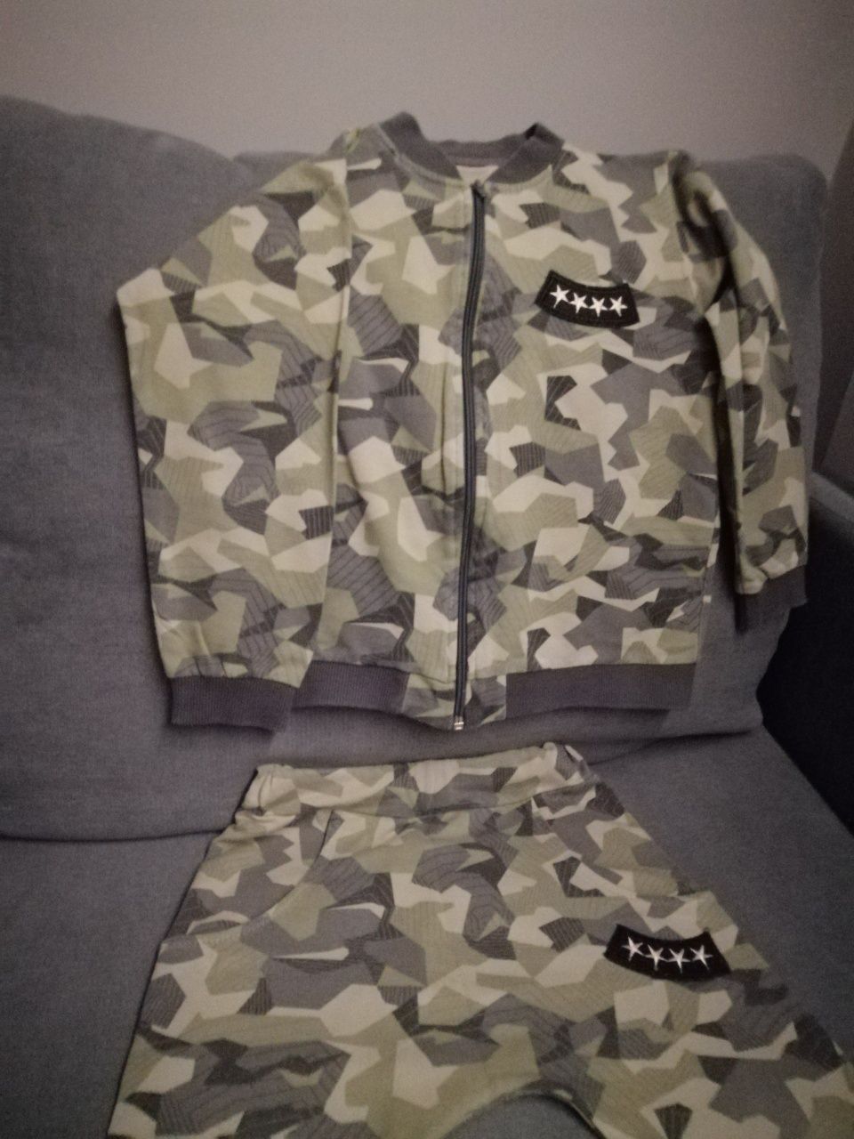 Dziecięcy dres moro r. 122 i trampki moro r.26
