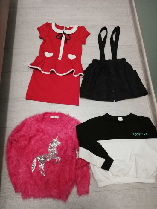 Ubrania 122/128 jeansy, bluzy dla dziewczynki