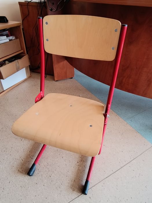 Niskie krzesełko dziecięce drewniane krzesło