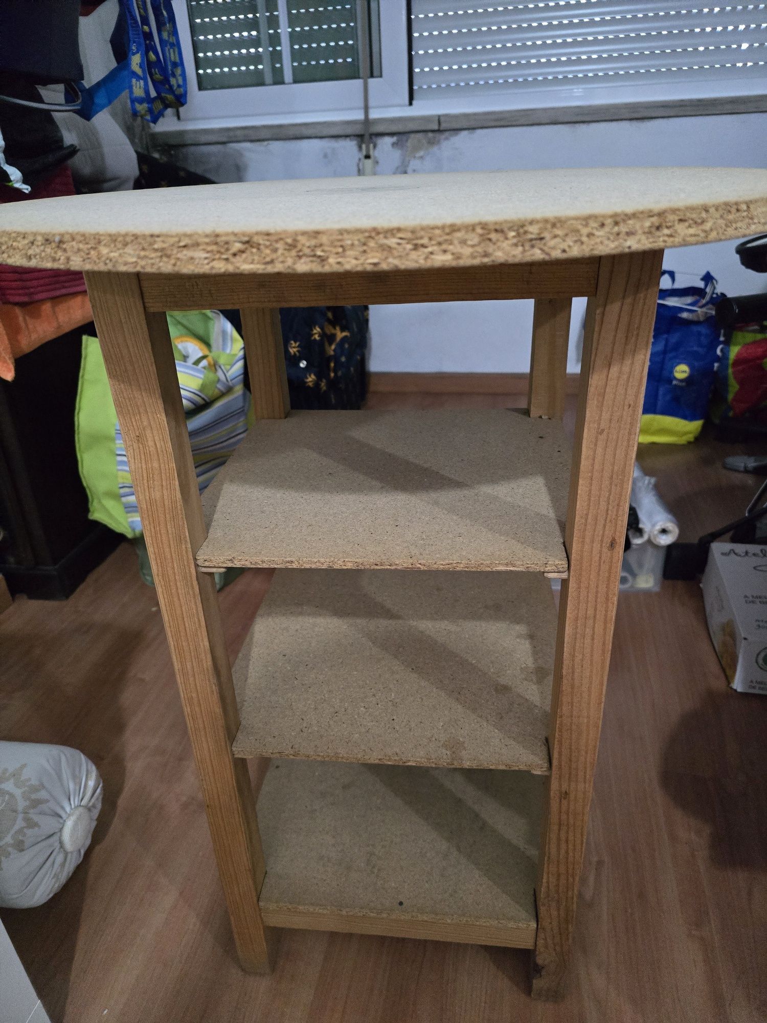Mesa de camilha com prateleiras para arrumação