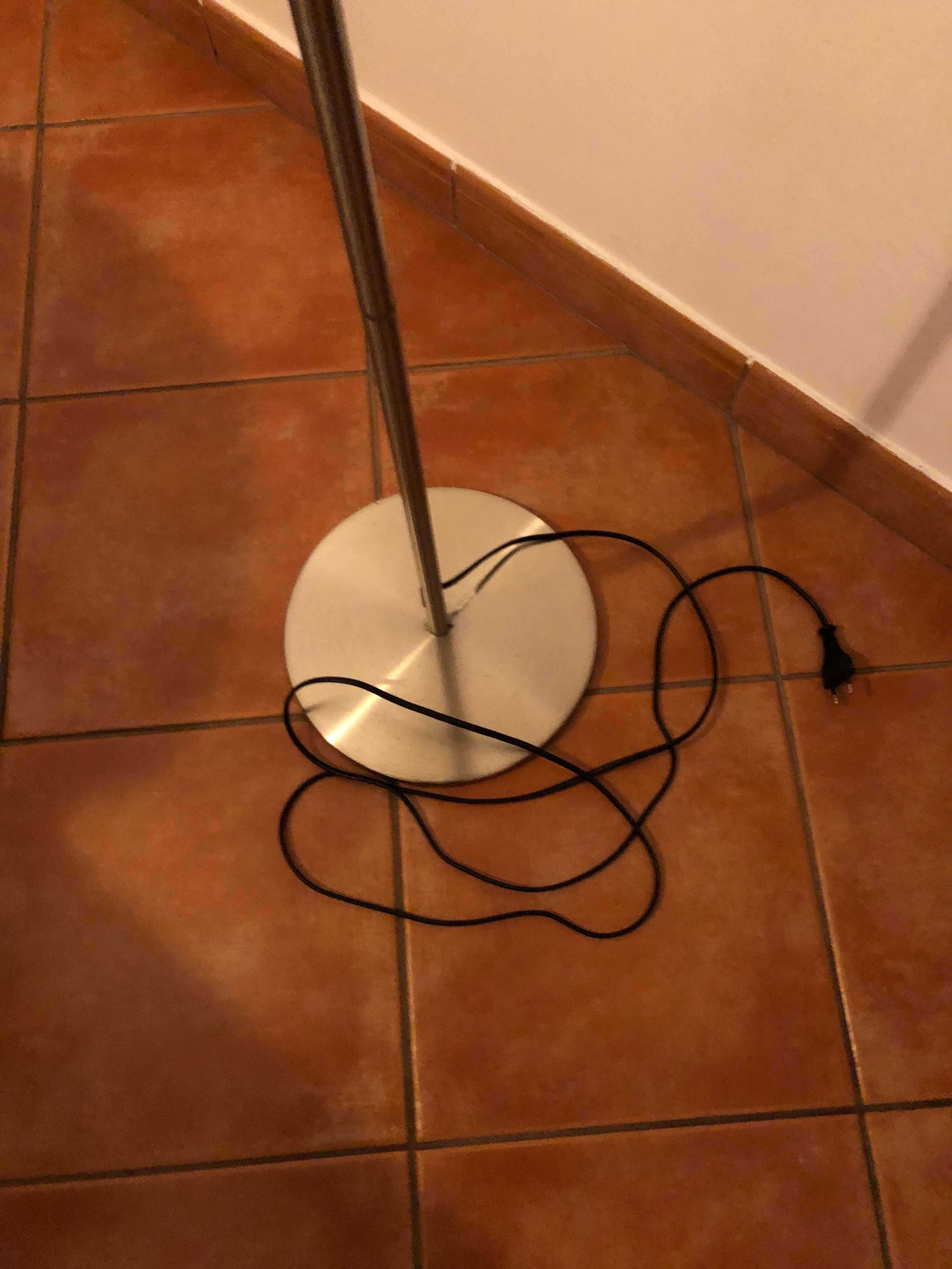 Candeeiro de Pé sem Abajur - Funcionar Perfeitamente