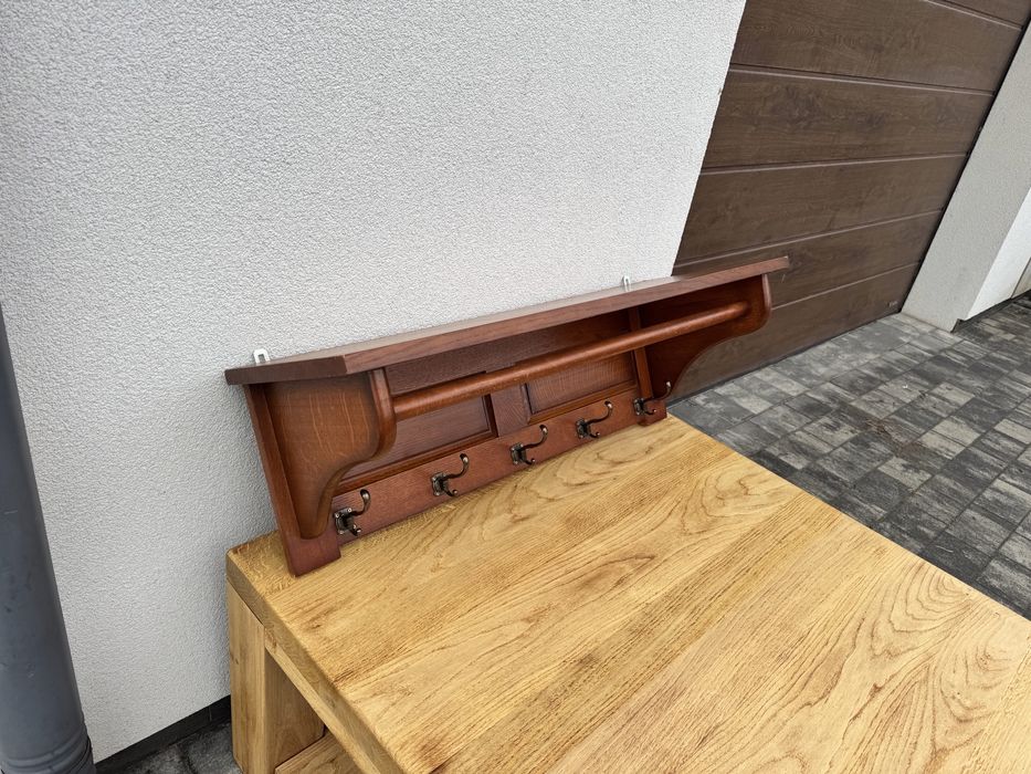 Дубова настінна вішалка привезена з Нідерландів.