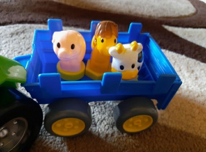 Traktor z przyczepą i zwierzetami