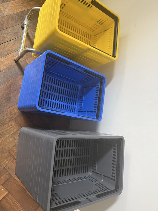 2 koszyki zakupowe niebieski i szary rezerwcja