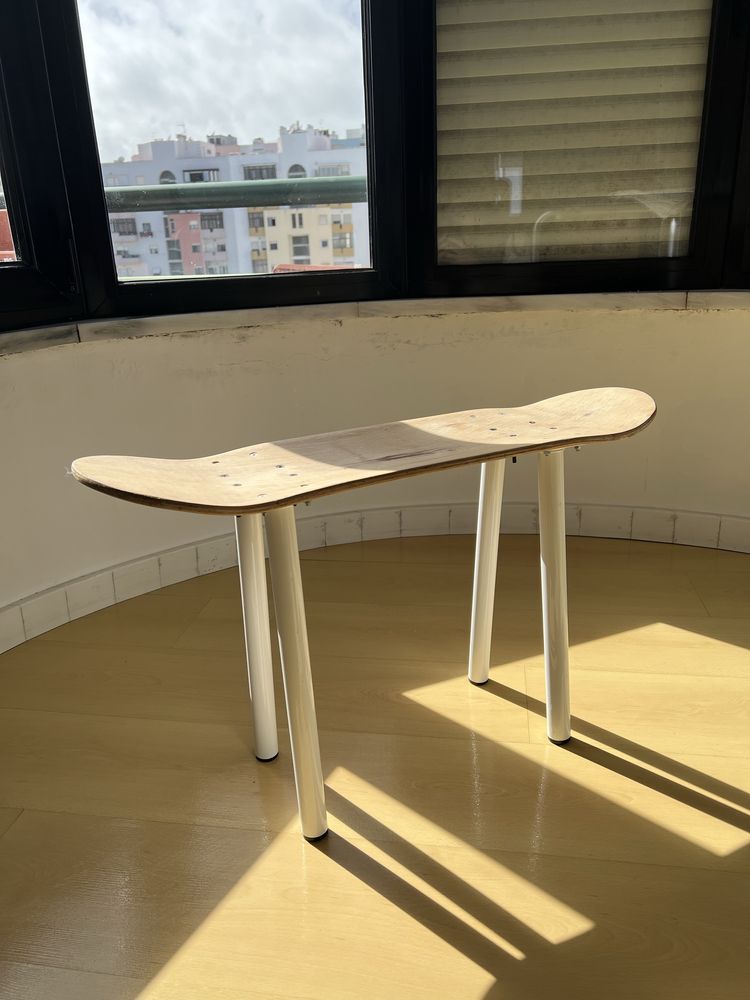 Mesa de Cabeceira Skate
