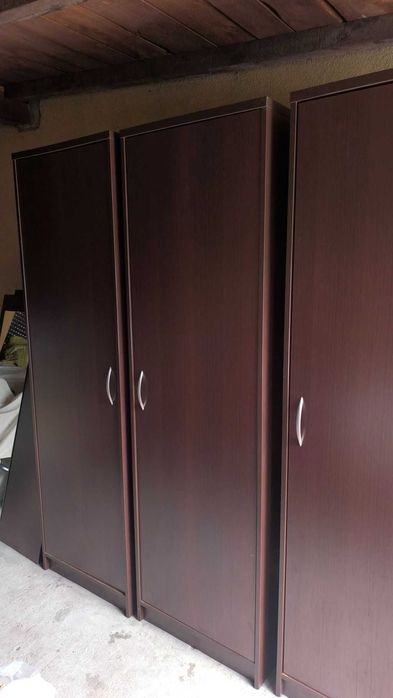 szafa jednodrzwiowa z lustrem i wieszakiem