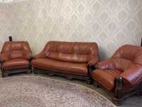 Кожаный диван с двумя креслами