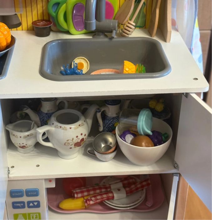 Duża kuchnia drewniana wraz z wyposażeniem dla dziewczynki do zabawy