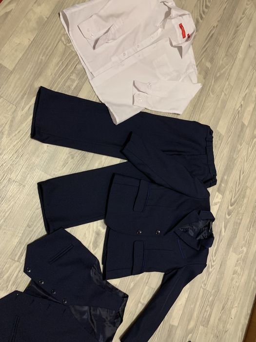 Школьный красивый костюм на мальчика 6-8 лет