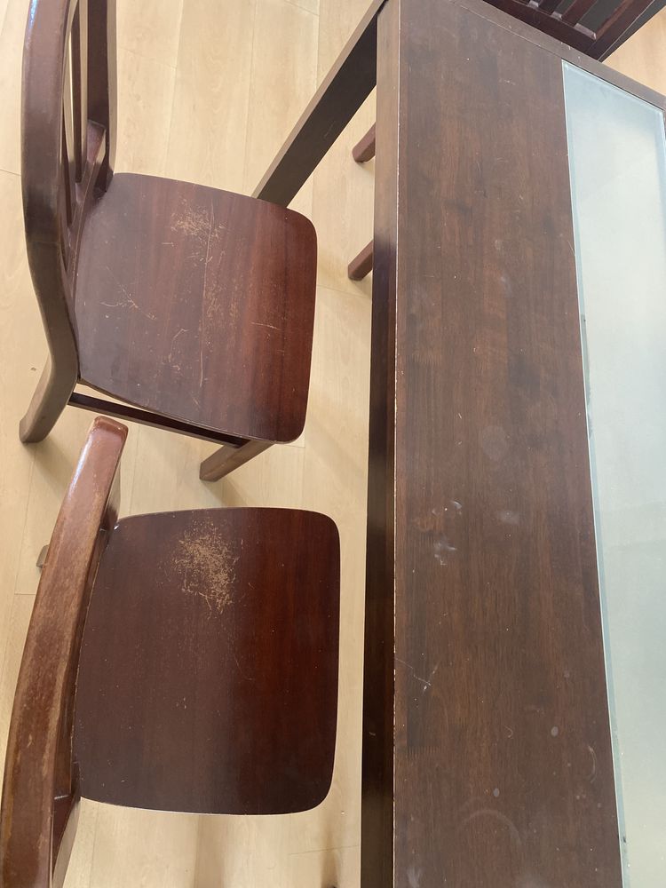 Mesa de jantar com aparador