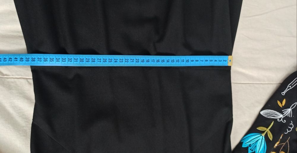 Чорна сукня з вишивкою на рукавах українського бренду Птаха 1613