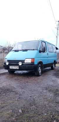 Бус на впевненому ходу. Ford Transit