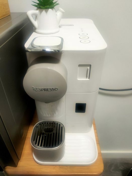 Máquina de café Nespresso lattissima one