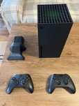 Konsola Xbox Series X + dwa pady + stacja ładująca (zestaw)