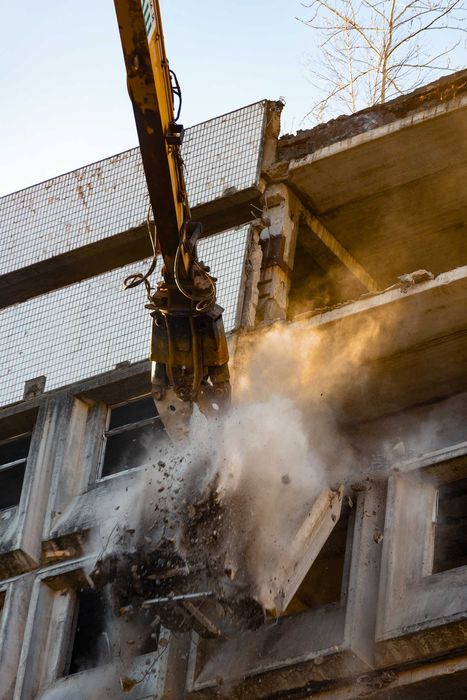Демонтажні і земельні роботи. Демонтаж споруд, труб. Знесення будинку