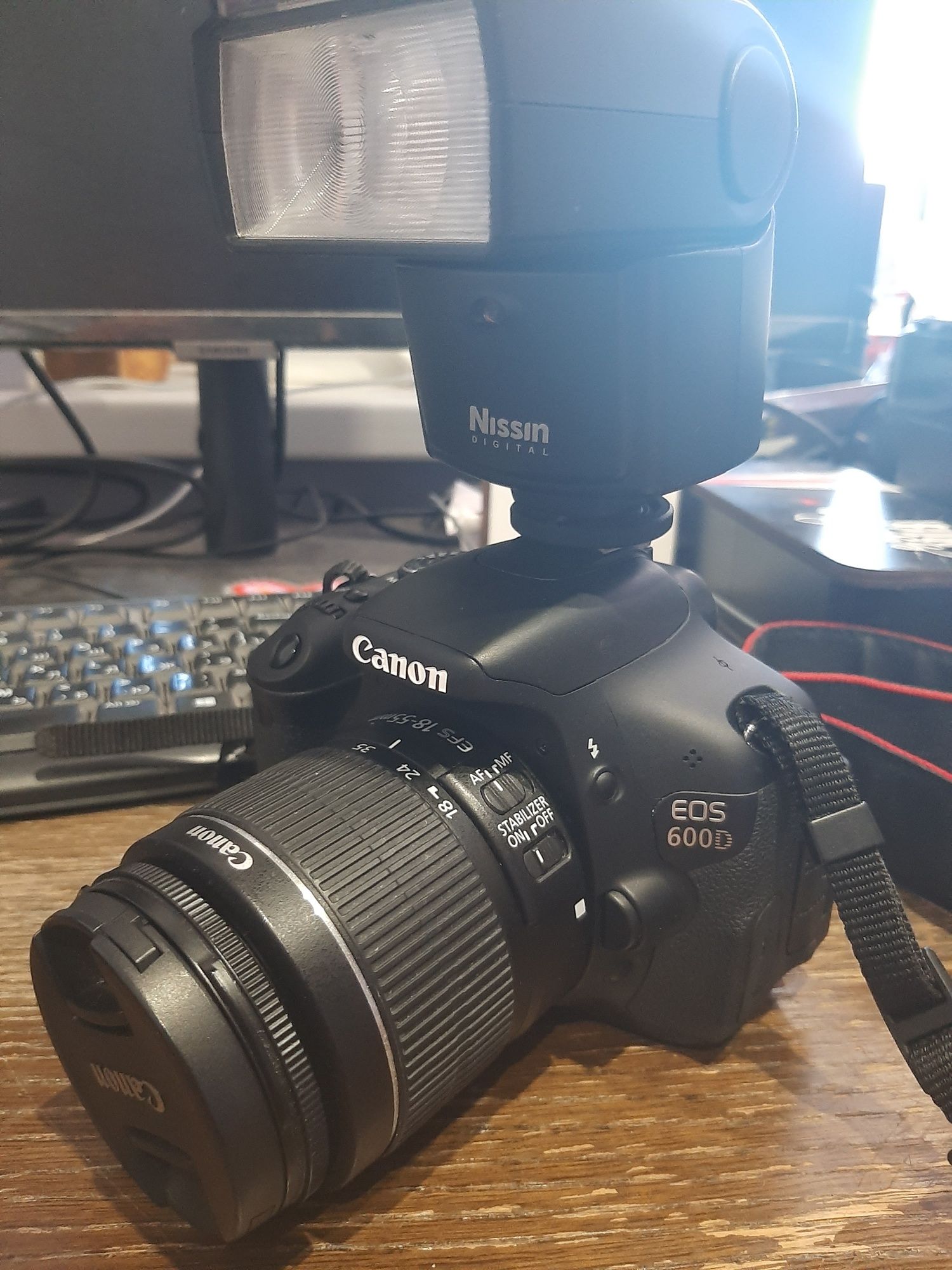 Canon EOS 600D + вспышка Nissin Di466 + карта памяти 32 Гб + кейс