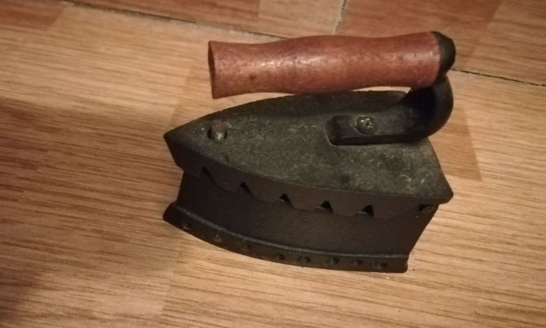Ferro de Engomar Antigo (miniatura)