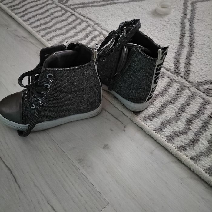 Brokatowe buty na koturnie