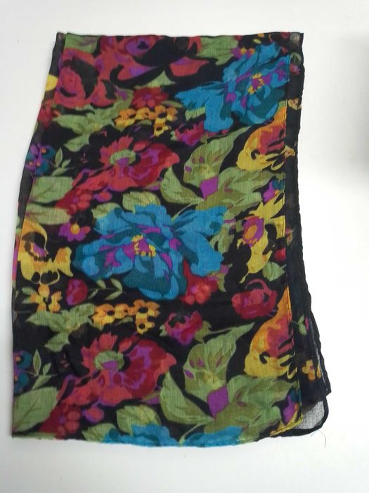 Echarpe preta com flores coloridas