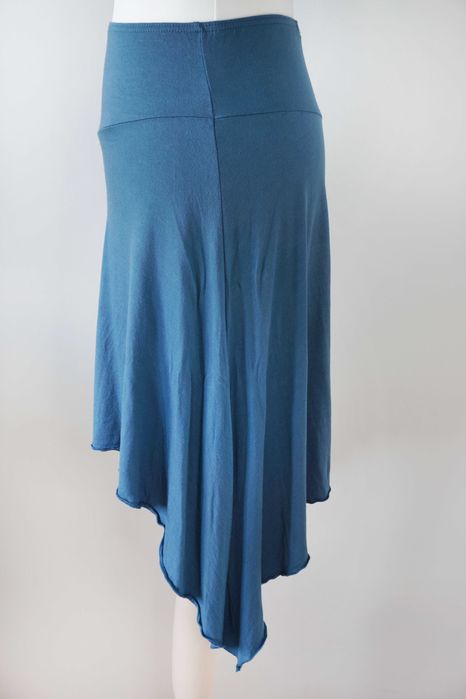 Dopasowana spódnica letnia midi wiskoza do kolana niebieska