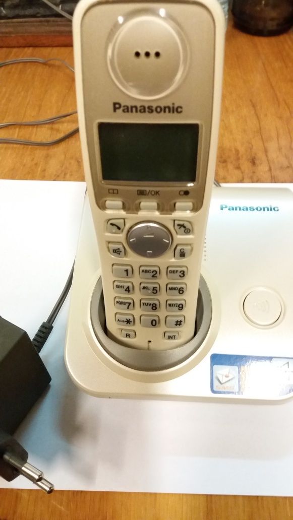 Telefon Panasonic przenośny.