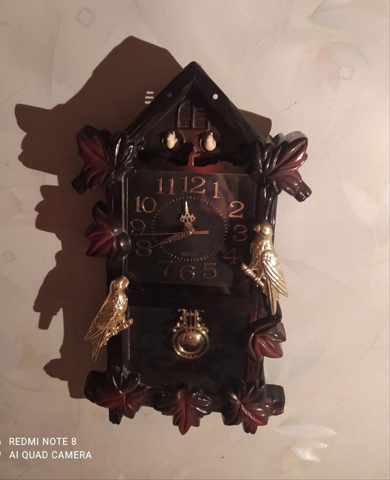 Раритетные настенные часы с маятником.